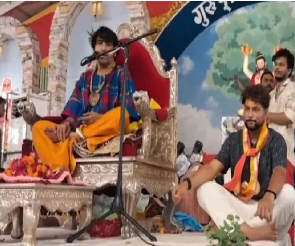 New Delhi: श्रीलंका दौरे से पहले बाबा बागेश्वर की शरण में पहुंचे कुलदीप यादव, धीरेंद्र शास्त्री के साथ आए नजर